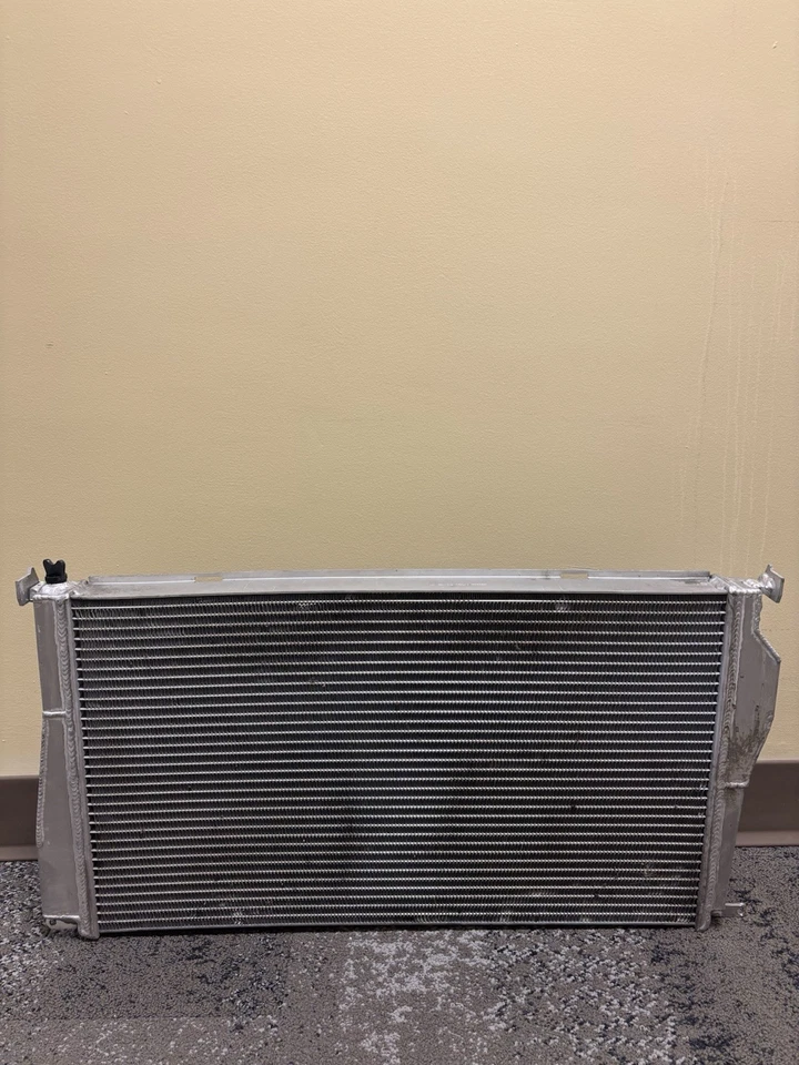 Radiador de aluminio de rendimiento Yonaka Motorsports 335i/135i Foto 2 de 2