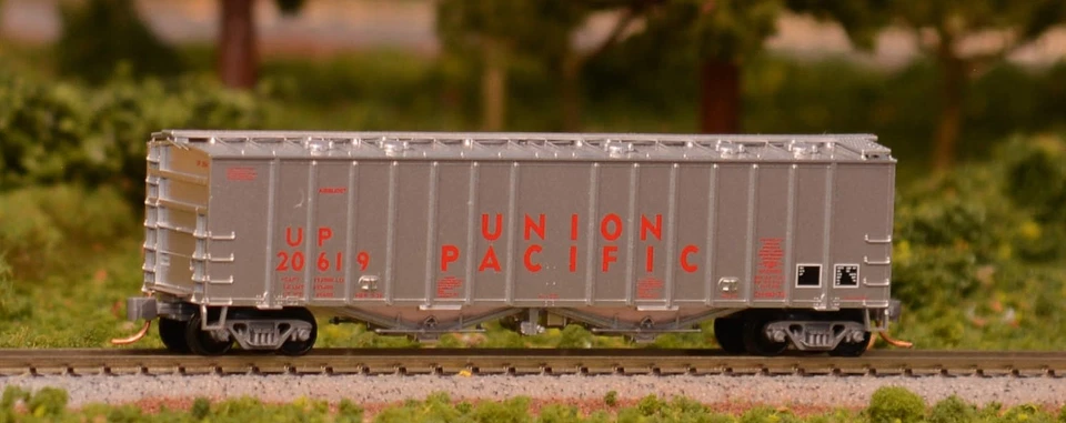 MicroTrains 098 00, N Scale, Air slide 2-bay rib side covered hopper, UP 20619 - Image 2 of 3