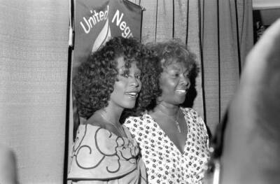 Pop singer Whitney Houston and her mom singer Cissy Houston atten - Old Photo 4