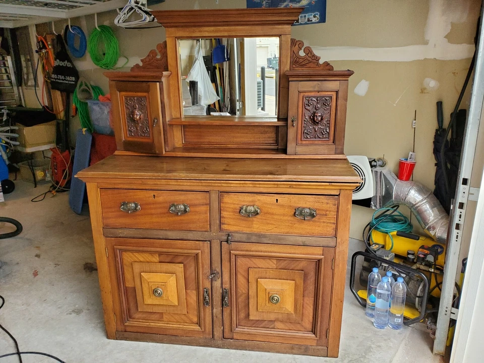 Antiguo buffet victoriano del siglo XVIII. Pieza superior con espejo/acentos tallados a mano Foto 2 de 4