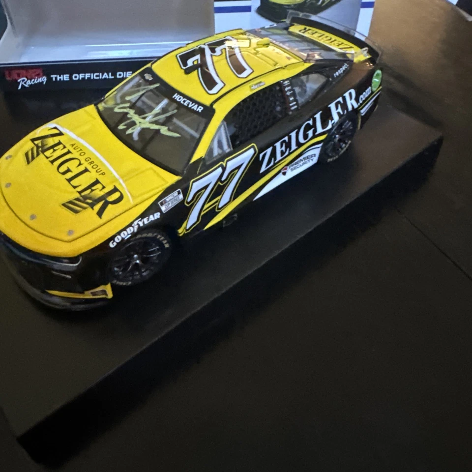 Carson Hocevar #77 亲笔签名 1: 24 压铸 2024 Lionel Racing 2024 Camaro Zl1 — 第 4/4 张图片