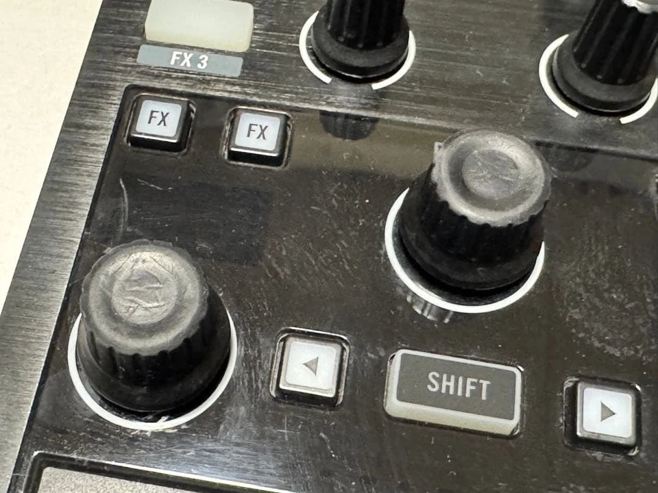 Native Instruments DJ Controller TRAKTOR X1 MK2 kostenloser Versand aus Japan - Bild 4 von 4