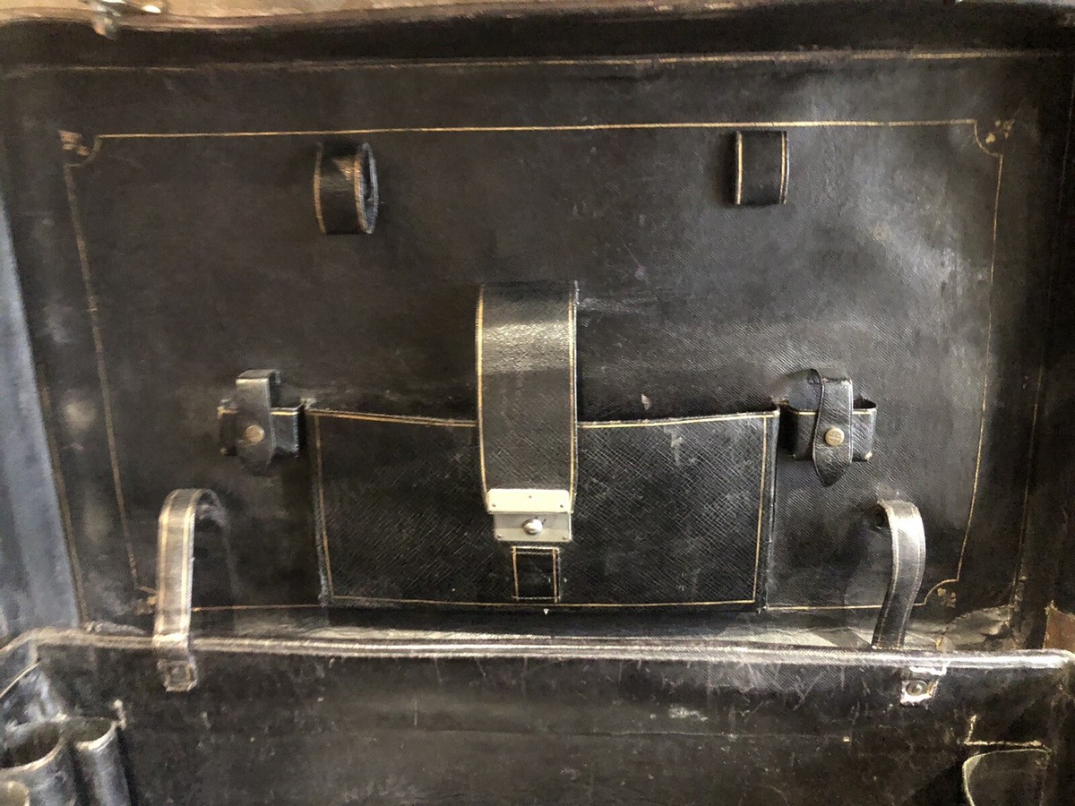 Grande Malle De Voyage Ancienne – Cuir Marron, Finnigan Gentleman’s, UK