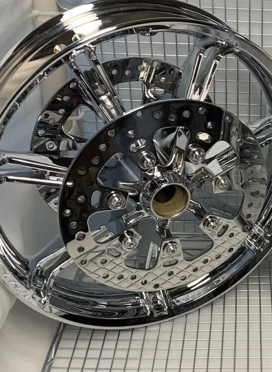 Harley 2020 - 23 巡回赛前切片 II 铬制车轮街道滑翔超换装 — 第 4/4 张图片