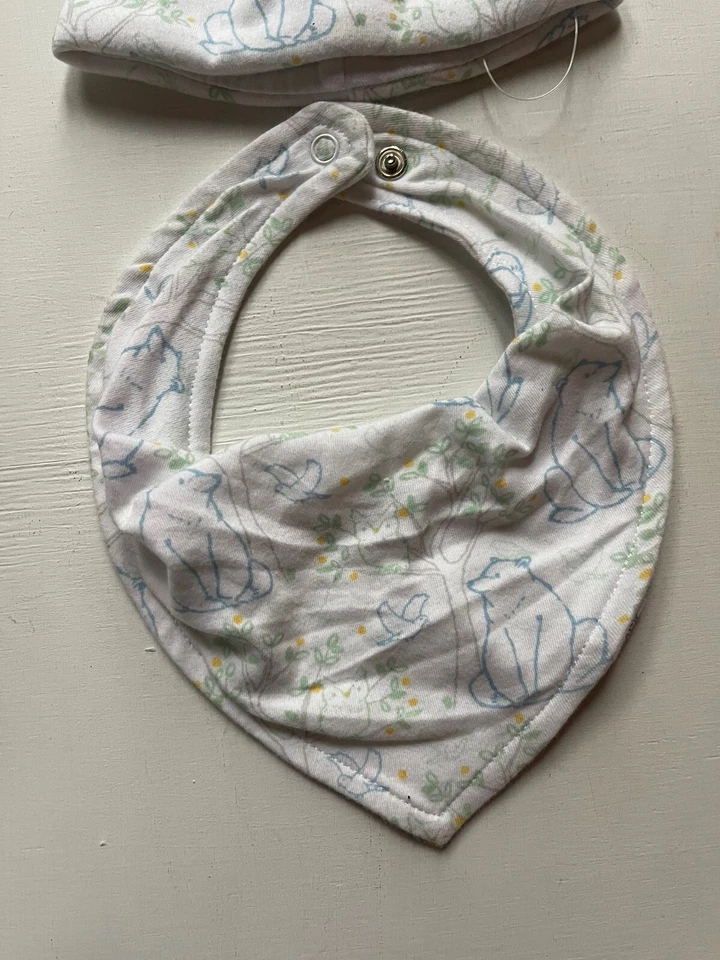 Janie and Jack Conjunto de babero y sombrero a presión bebé niño talla recién nacido/0 meses oso del bosque Foto 2 de 4