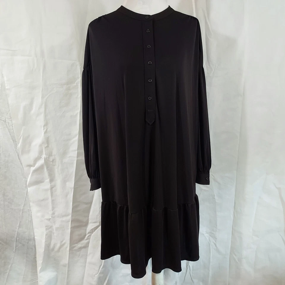 Vestido túnica Elizabeth and James con botones delanteros negro manga larga talla 2X volantes Foto 3 de 4