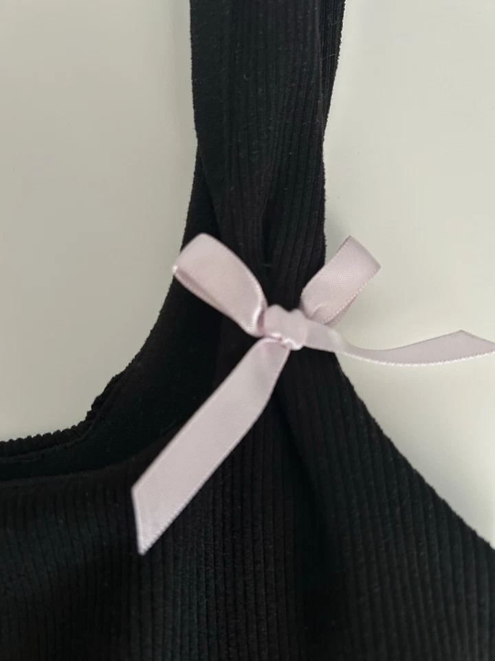 Camiseta sin mangas Coquette estética negra con bailarina cinta rosa tela gruesa Foto 3 de 4