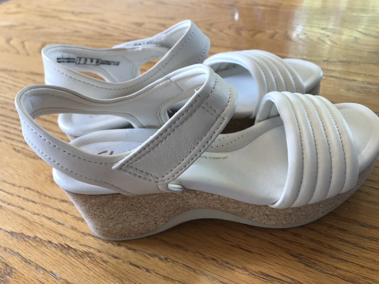 Sandalo Clarks bianco zeppa in pelle misura 7 5 tacco 2 1 2" nuovo senza scatola