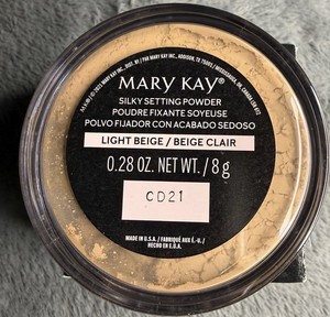 Mary Kay Silky Setting Powder in the shade Light Beige 175894 -CD21 Hard To Find