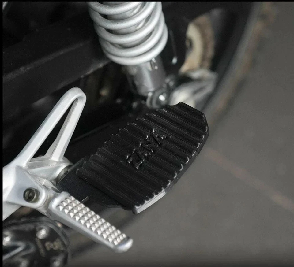 PAR REPOSAPIÉS TRASERO NEGRO APTO PARA HONDA CB350 Foto 4 de 4