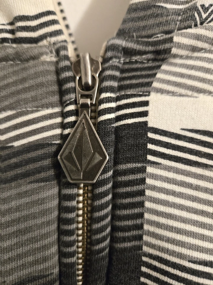 Sudadera con capucha forrada Volcom vintage rara. Cremallera completa con logo morado mujer grande. Foto 3 de 4