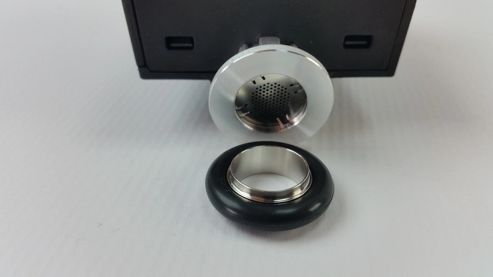 Flange with perforated screen and centering ring of the Leybold TTR 211 S
