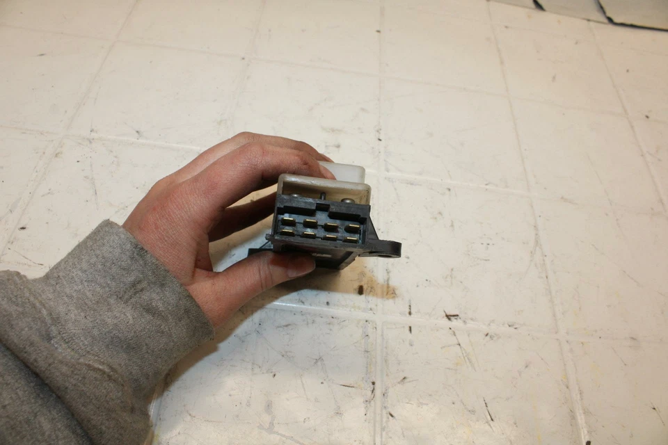 88 SUZUKI GSXR750 CAJA DE FUSIBLES BB18 Foto 2 de 3