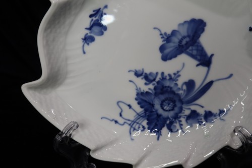 ROYAL COPENHAGEN FIORI BLU INTRECCIATI 2 PIATTI GRANDI A FORMA DI FOGLIA LUNGHI 9 1/8" - Foto 3 di 15