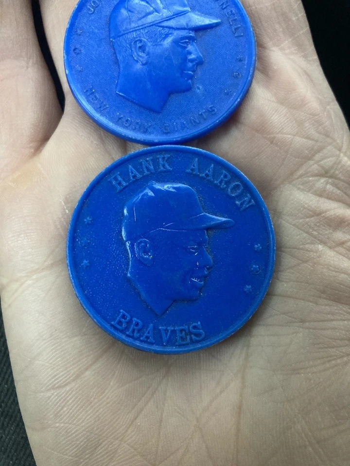 2 prendedores de monedas de béisbol 1955 Armour Hank Aaron Antonelli Braves variación color azul Foto 2 de 4