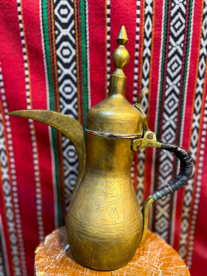 Antigua cafetera árabe en latón amarillo con grabados históricos - Única Foto 2 de 4