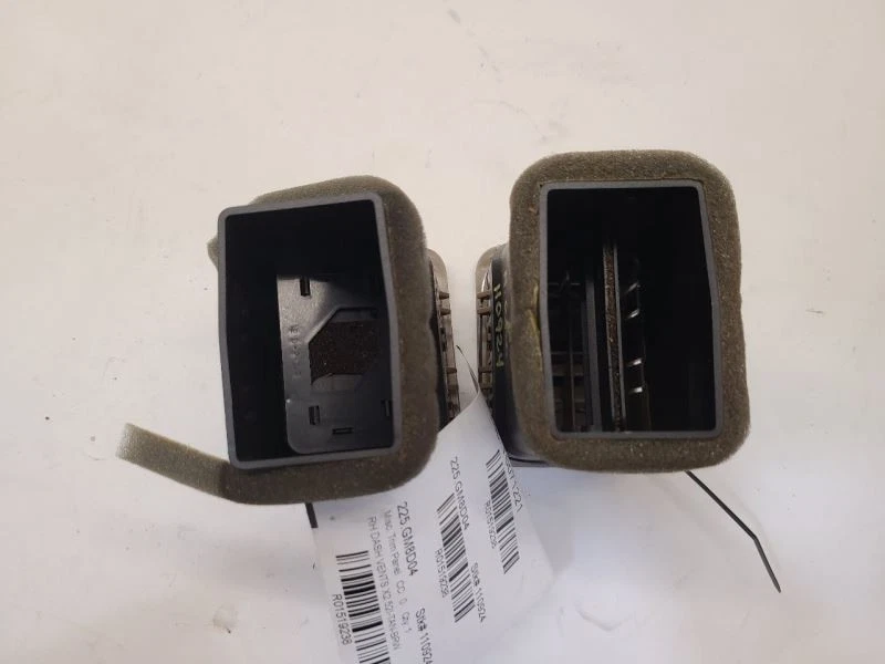 Chevrolet Avalanche 1500 2002-2006 tablero derecho ventilaciones X2  Foto 4 de 4