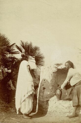 COUPLE  MAURESQUE puisant de l'eau . Circa 1880 - Afbeelding 1 van 1