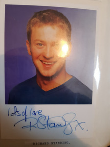 Richard stehend signiertes Foto