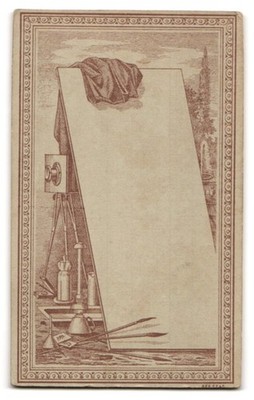 Fotografie Th. Joop, Bromberg, Leere Leinwand steht vor einer Plattenkamera, Fo 