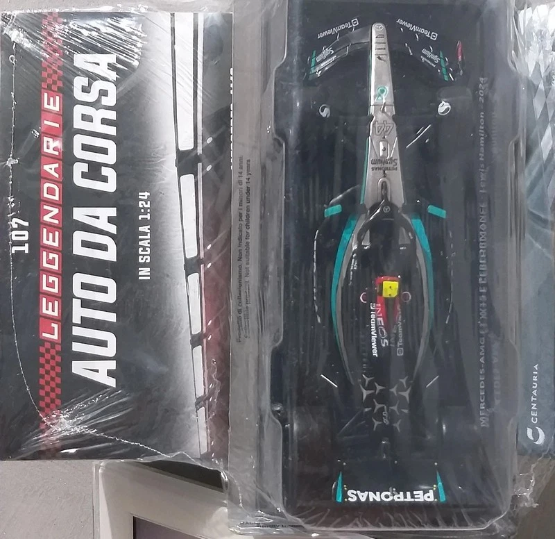 Leggendarie auto da corsa F1 MERCEDES-AMG F1 W15 E PERFORMANCE Lewis Hamilton - Immagine 2 di 4