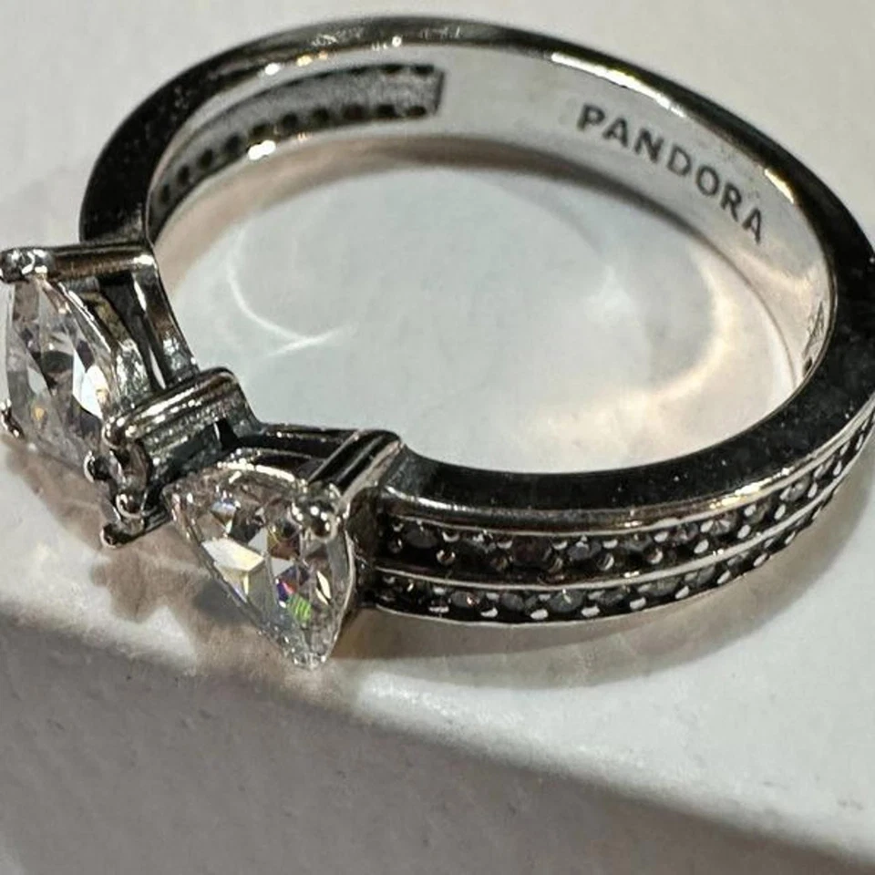 Anillo de plata Pandora con piedras transparentes en forma de corazón Foto 3 de 4