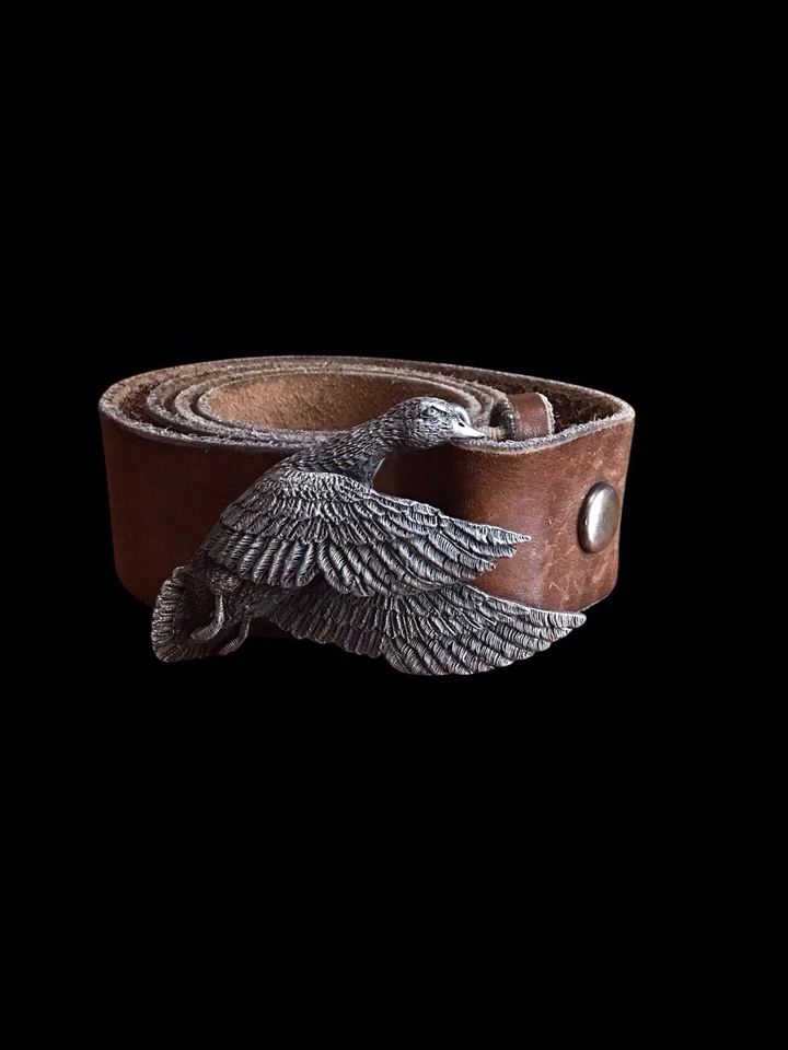 De colección INDIANA METAL CRAFT Hebilla de Cinturón de Latón Pato Volador ©1979 Y Cinturón de Cuero Foto 2 de 4