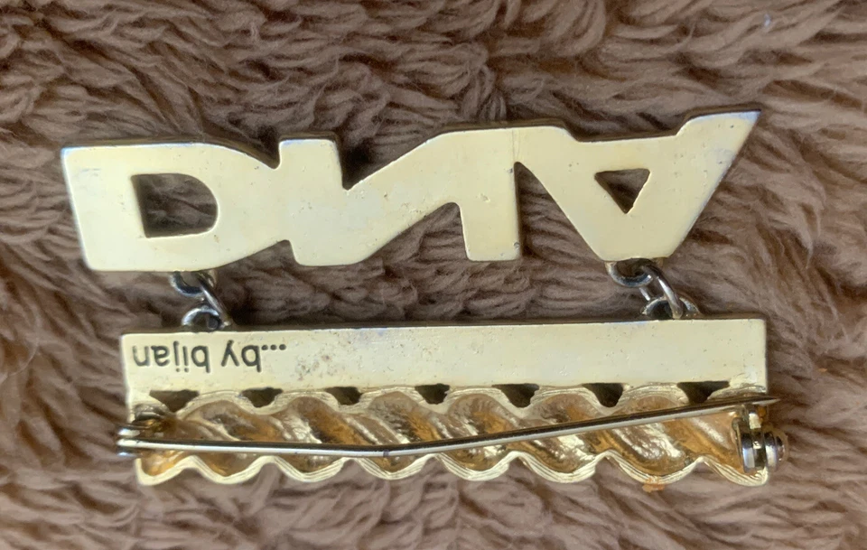 PERFUME ADN DE BIJAN Bufanda Solapa PIN PUBLICITARIO Broche Tono Dorado Cuerda Vintage Foto 3 de 3