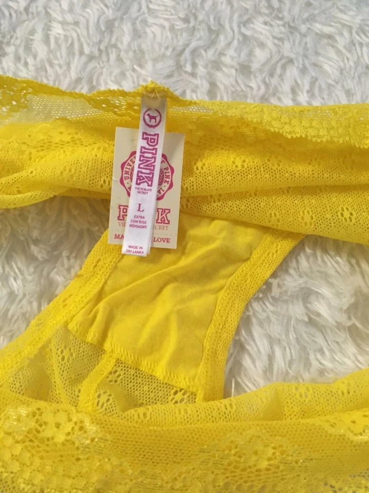 Calcinha de renda amarela vintage L VICTORIA'S SECRET ROSA STRASS Peace Sign Boyshort - Imagem 3 de 4
