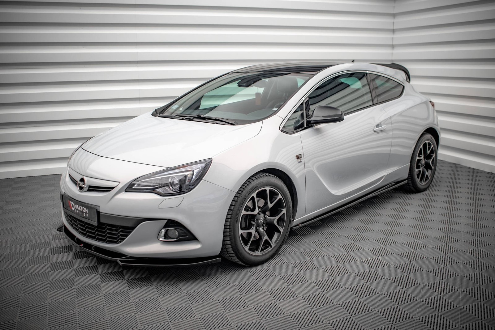 Rajouts de bas de caisse Opel Astra GTC OPC-Line J Maxton design brillant