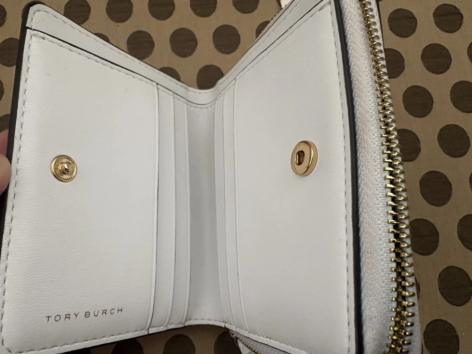Estuche para tarjetas Tory Burch Emerson perforado con solapa óptica blanco como nuevo precio de venta sugerido por el fabricante 198 USD Foto 4 de 4