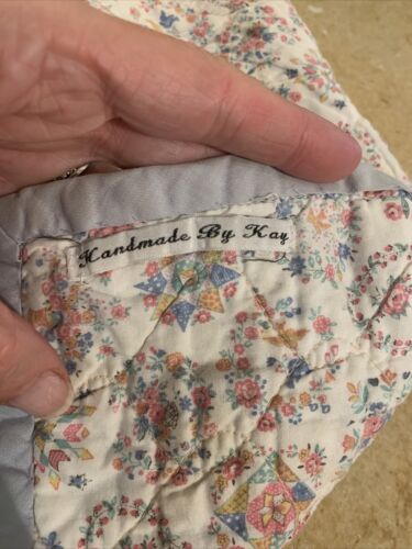 Vintage 40s Quilt Handmade Grandmother’s Fan W/ Eyelet Trim Edging Signed - Picture 3 of 6