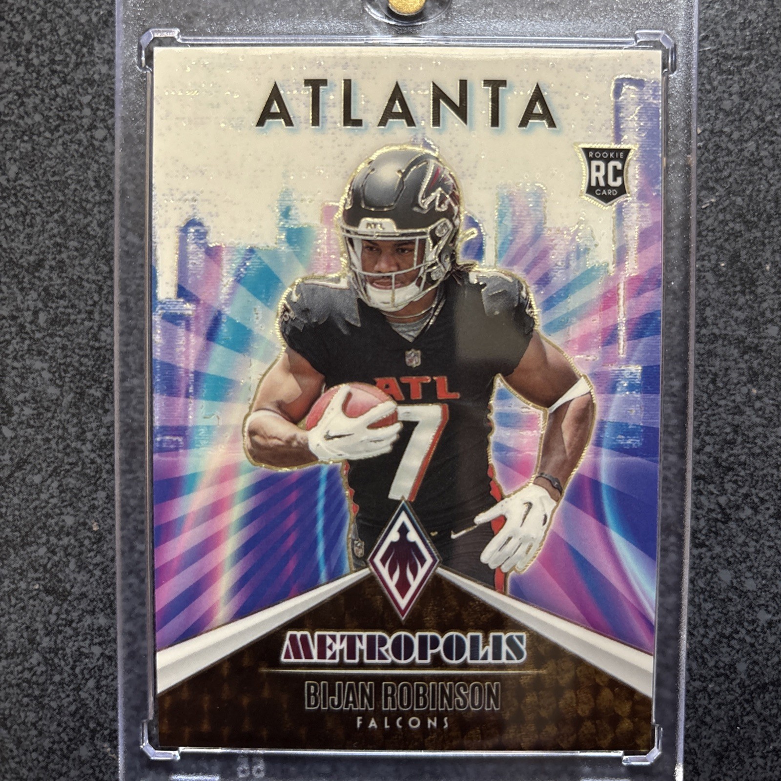 2023 Panini Phoenix Bijan Robinson Metropolis Case Hit SSP Rookie - Falcons