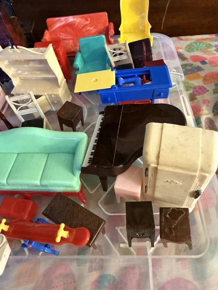 Lote Casa Muñecas Miniatura Vintage Renwal Muebles 70 Piezas Ideal Dormitorio Salón Foto 2 de 4