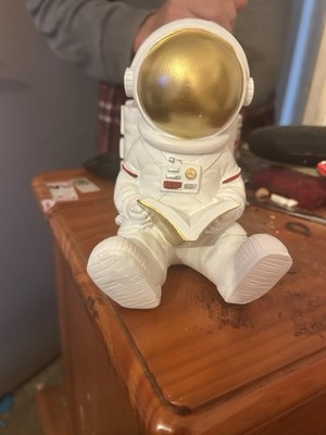 Sitzender Astronaut Lesebuch Figur