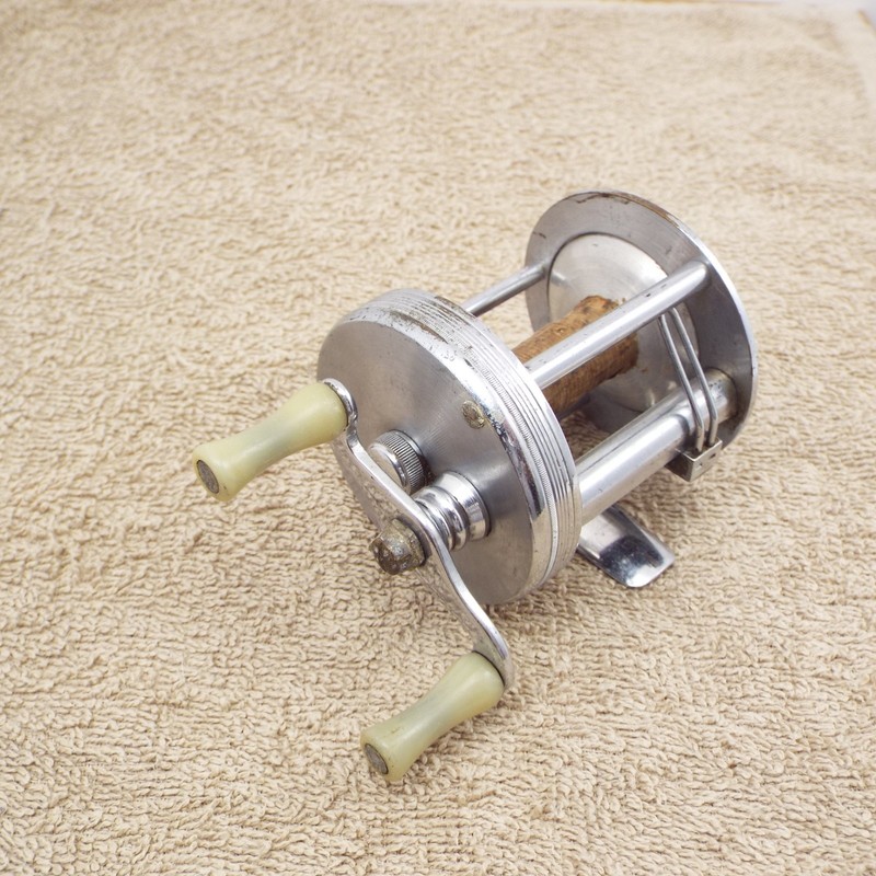 BRONSON LASHLESS MODEL NO.1700-A Vintage fishing reel