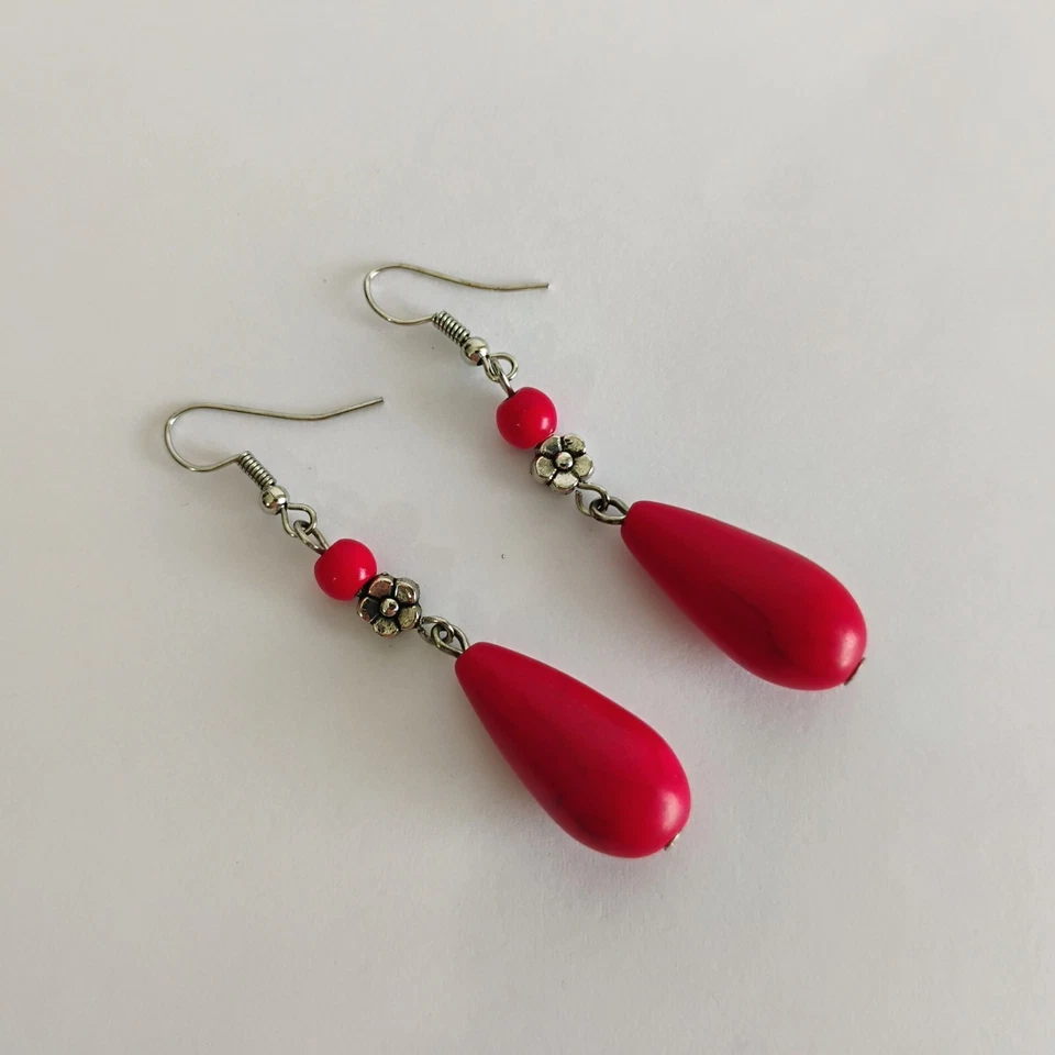 Pendientes colgantes largos de lágrima de piedra roja y plata con cuentas de flores rojas y plateadas Foto 4 de 4