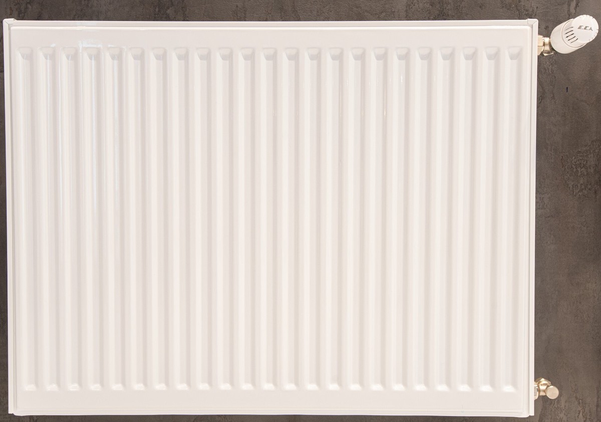 ECA Universal Heizkörper Typ 22 – Weiß, Bis 2000W, Inkl. Thermostatventil & Wandhalterung