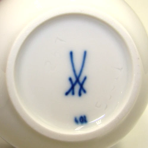 Meissen Trembleuse Cup & Saucer w/Blue Flowers & Insects - Picture 4 of 4