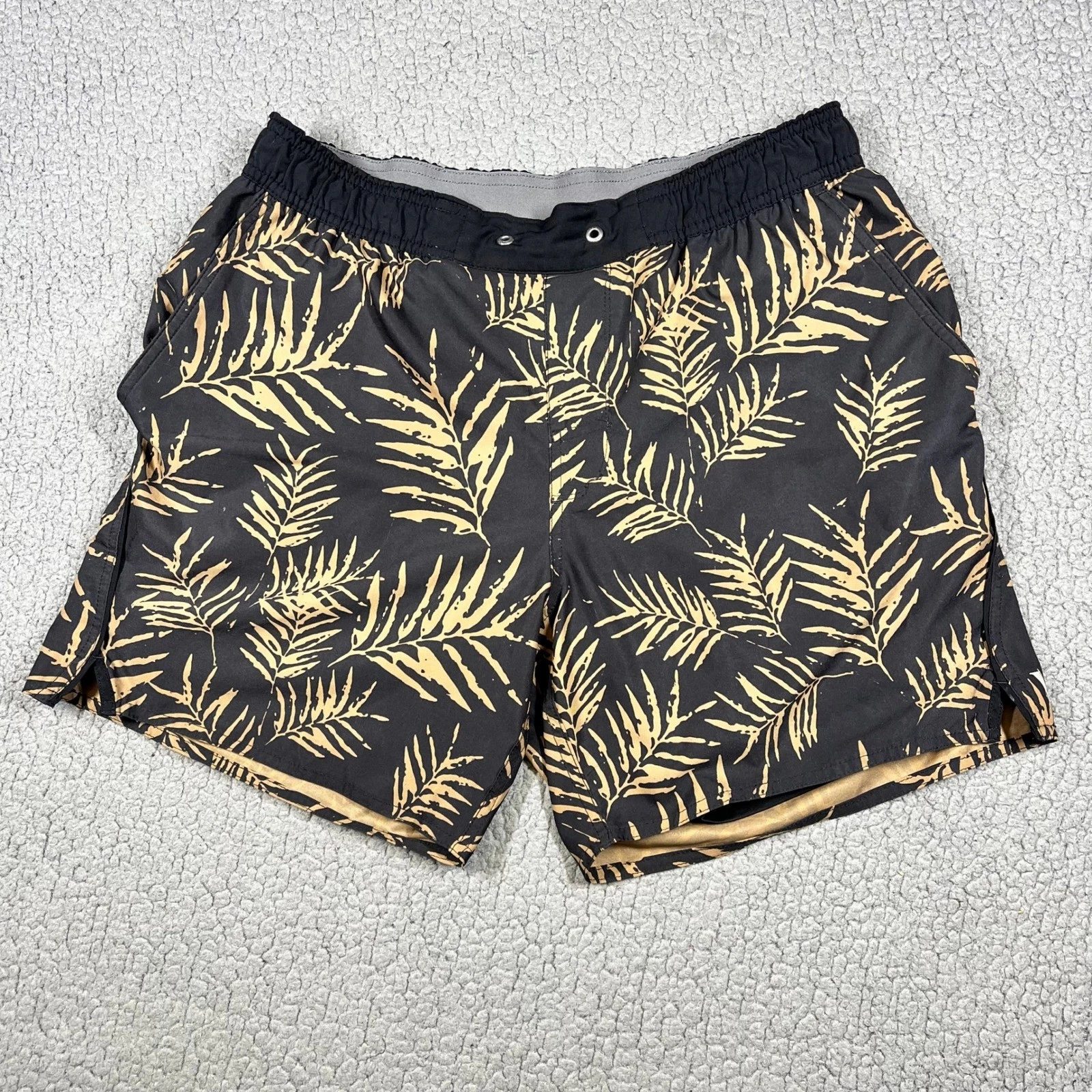 Vuori Trail Shorts Mens Medium Black Tan Palm Frond Print Athletic Running 6"