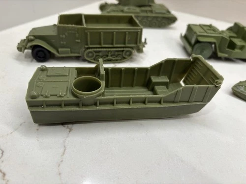 Marx  Battleground / Set of  5 US Vehicles / Dark Green....Excellent Condition
