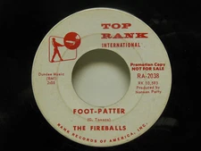 THE FIREBALLS: Kissin' / Foot Patter, 45 RPM, VG+ (F3)