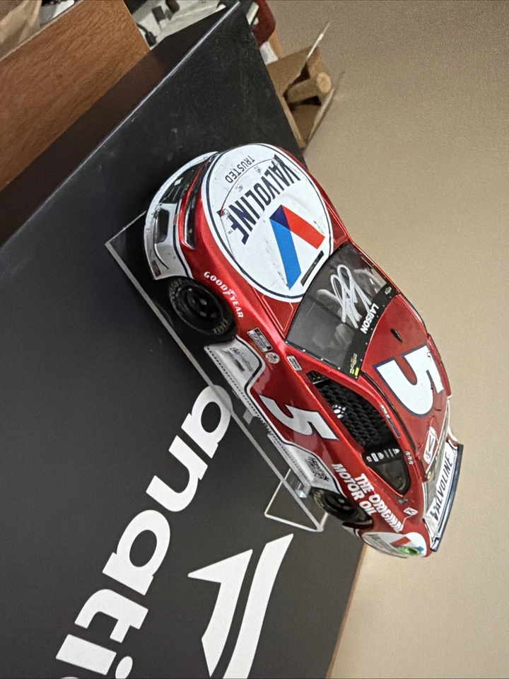 Kyle Larson Firmado 2021 Valvoline Nashville Carrera Ganar Escala 1:24 Diecast Auto Certificado de Autenticidad Foto 2 de 2