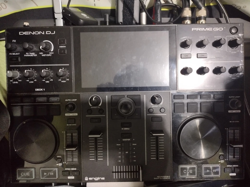 Consola de DJ inteligente recargable de doble cubierta con pantalla táctil Denon DJ Prime Go de 7 pulgadas Foto 2 de 4