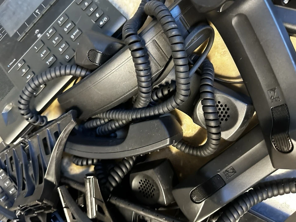 Lote de 6 teléfonos IP de oficina Mitel 6930 con teléfonos y soportes Foto 2 de 4