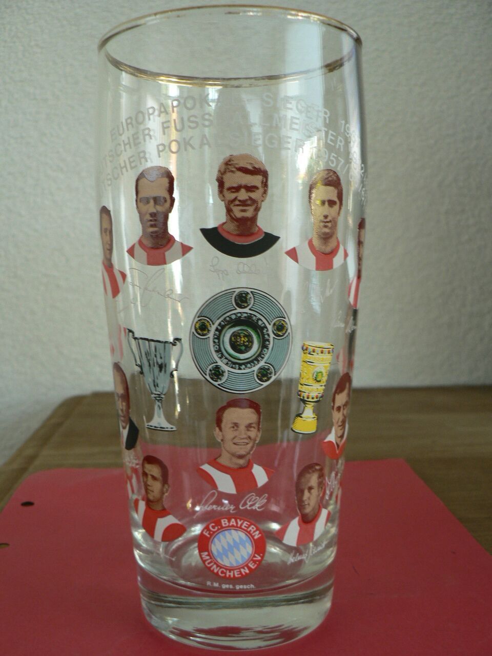 Uraltes Bierglas BAYERN München aus 1969 0.5 L aus mit alle Bilder der Spielern e35228 Uraltes Bierglas BAYERN München aus 1969 0.5 L aus mit alle Bilder der Spielern e35228