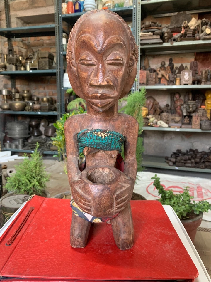 Antigua estatua de hombre africano sentado de madera hecha a mano de 1800 15" Foto 2 de 4
