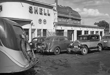 CARS AT SHELL GAS STATION HELSINKI 1939 13X19 PHOTO