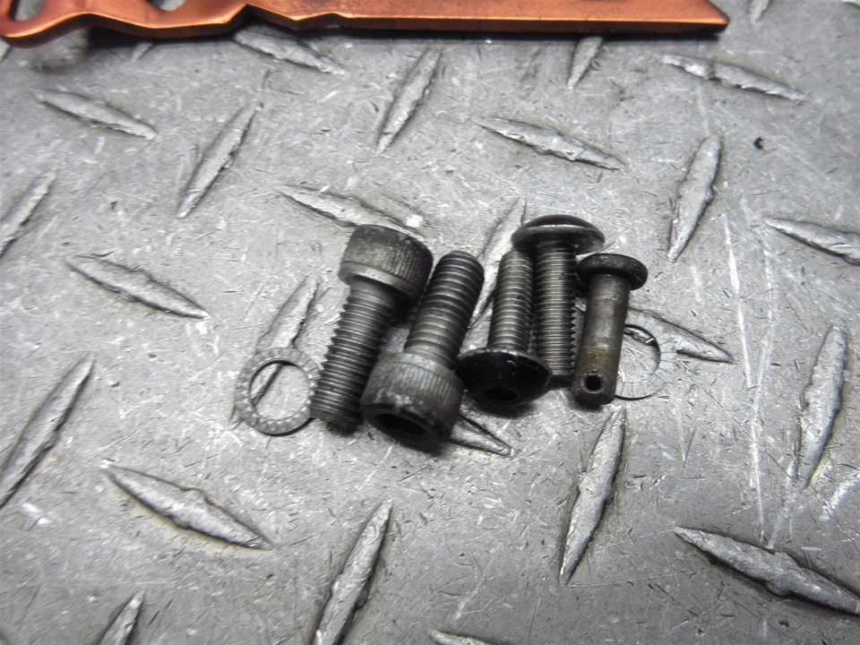 2001 01-02 Suzuki GSXR 1000 GSXR1000 Juego trasero derecho Pedal de freno Soporte de clavija Foto 2 de 4