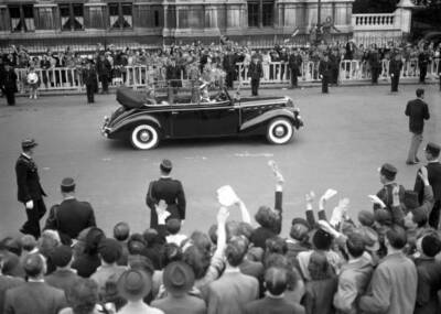 Queen Juliana visiting Oratory Louvre May 24 1950 Paris Old Photo